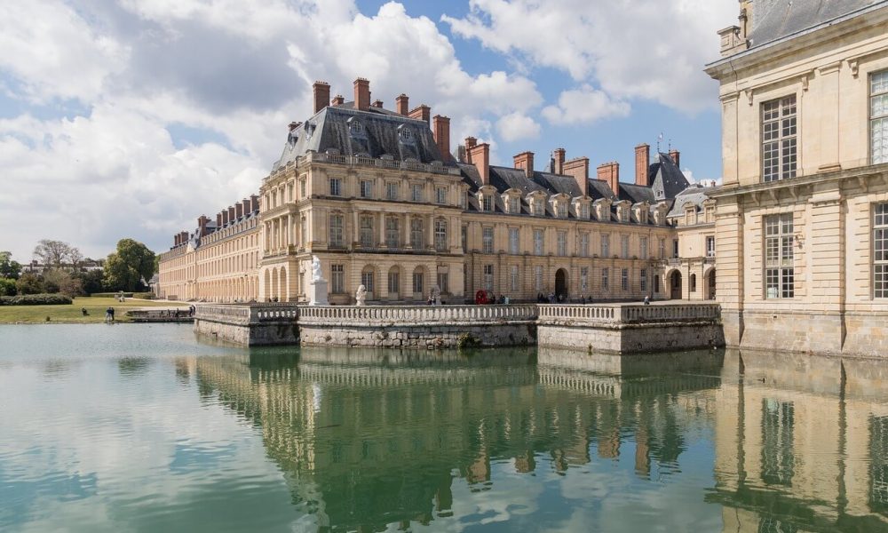 Le château de Fontainebleau et l'étang aux carpes