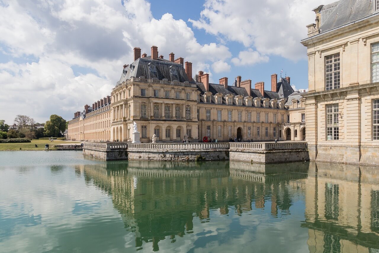 Le château de Fontainebleau et l'étang aux carpes
